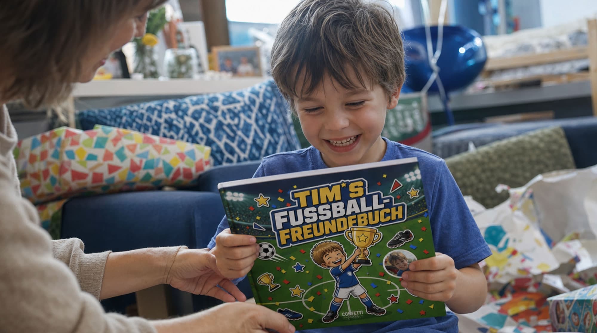 Kind mit seinem Fußball-Freundebuch
